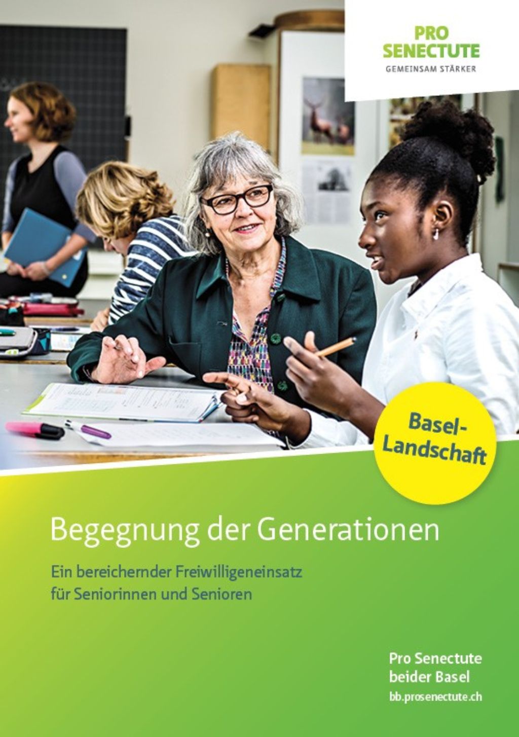 Seniorin und Schülerin im Klassenzimmer