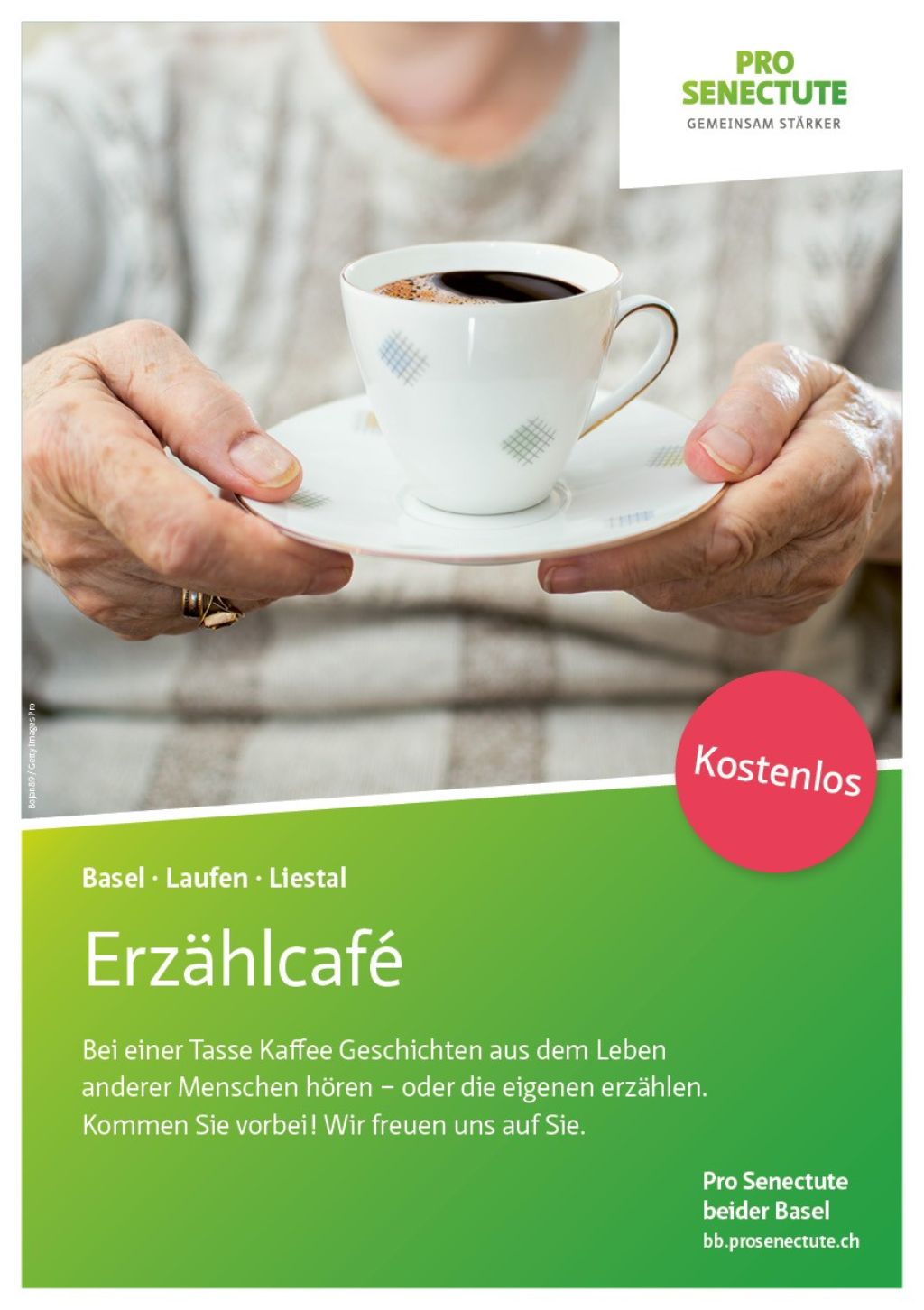 Ältere Menschen unterhalten sich fröhlich miteinander in einem Café.