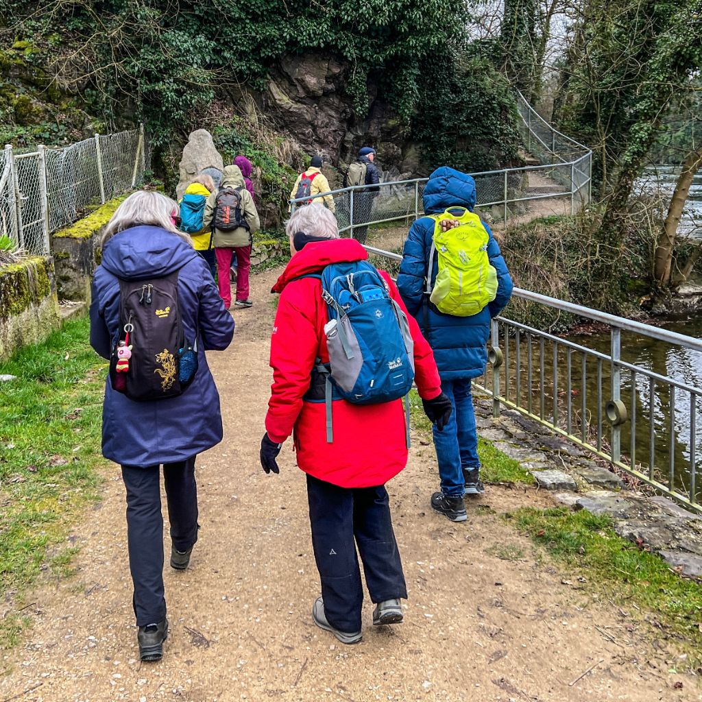 Die Wandergruppe ist nah am Rheinufer unterwegs.