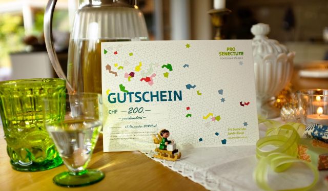 Gutscheinkarte im Wert von 200 Schweizer Franken in festlicher Umgebung.