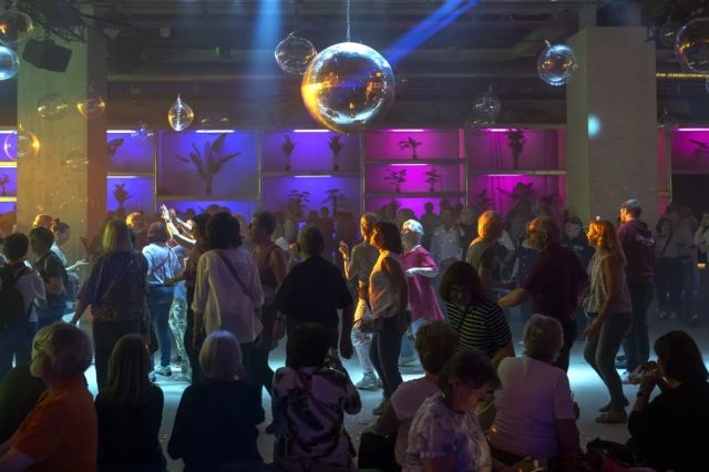 Tanzende Leute an der ESC Disco 60+