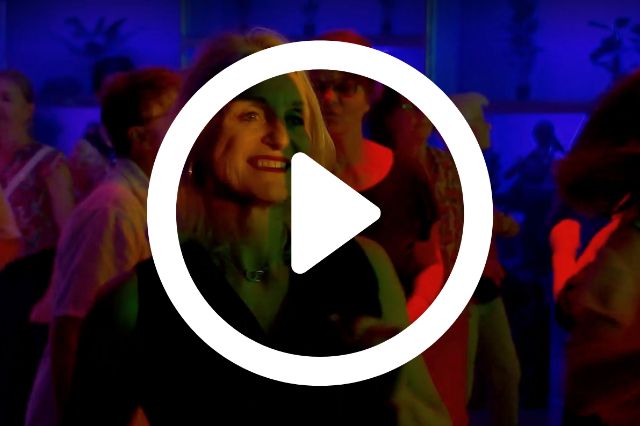 Tanzende Leute an der ESC Disco 60+