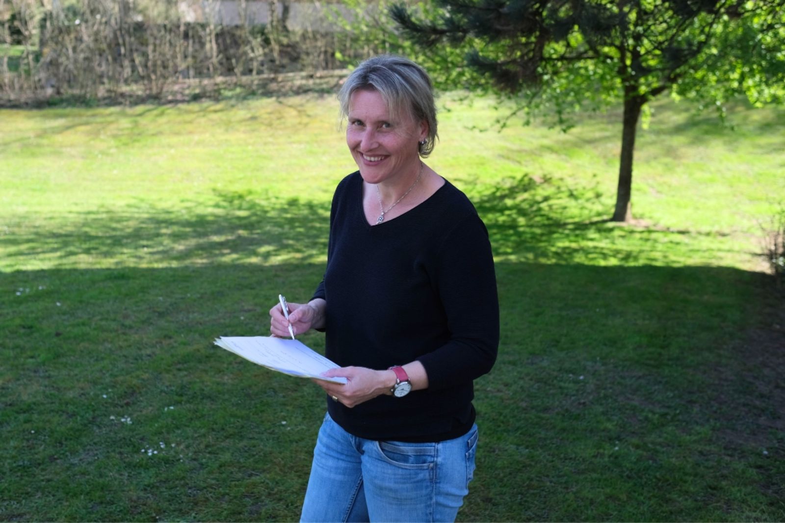 Caroline macht sich Notizen zum Umzug.